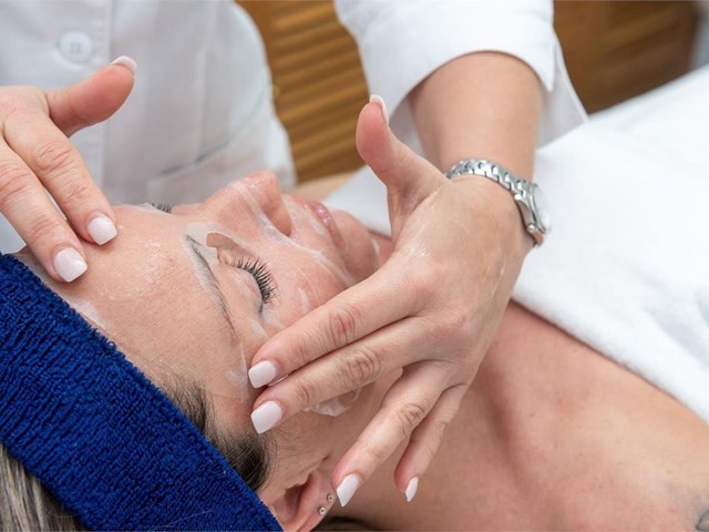 Recupera volumen natural con ácido hialurónico en Vigo