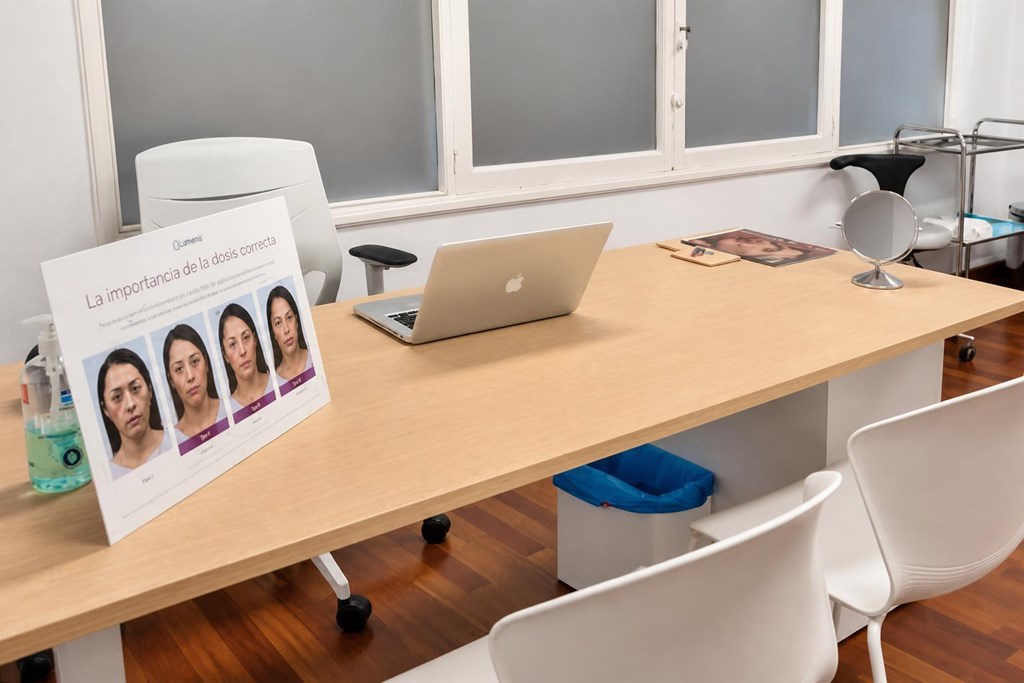 Foto 1 Redefine tu óvalo con un tratamiento de armonización facial en Vigo